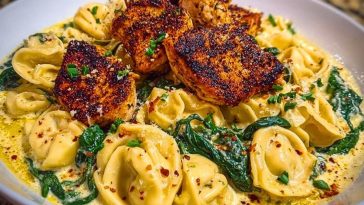 Creamy Chicken Tortellini with Spinach and Garlic Parmesan Cheese