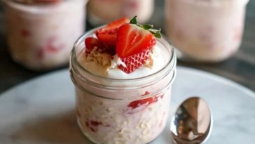 Strawberry Cheesecake Overnight Oats