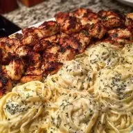 Creamy Garlic Butter Chicken & Linguine in Alfredo Sauce